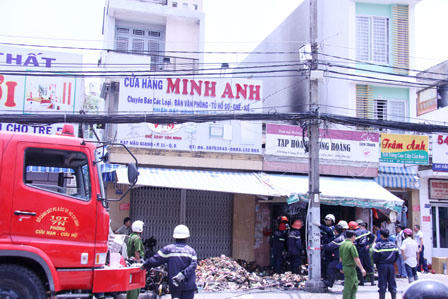 Vợ chồng chủ tiệm tạp hóa chết thảm trong biển lửa